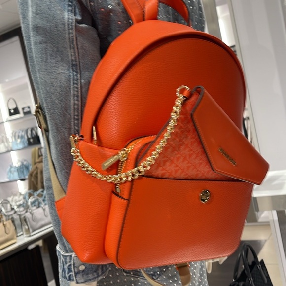 MICHAEL KORS
Maisie Medium Pebbled Leather 2-in-1 Backpack
Poppy
NWT - Picture 16 of 16